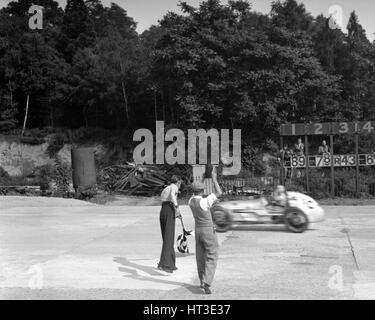 Kay Petres Austin OHC 744 cc, LCC Relais GP, Brooklands, 26. Juli 1937. Künstler: Bill Brunell. Stockfoto