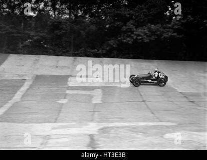 Charles Goodacres Austin OHC 744 cc, LCC Relais GP, Brooklands, 26. Juli 1937. Künstler: Bill Brunell. Stockfoto