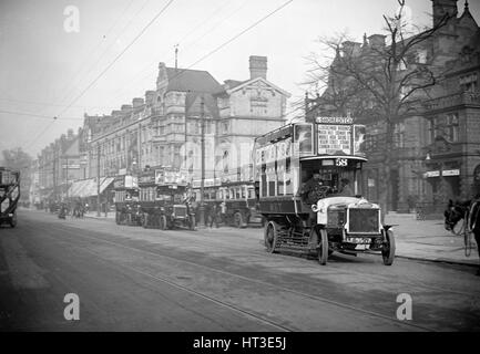 Daimler traf und AEC-B-Typ Busse, Cricklewood Broadway, London. Künstler: Bill Brunell. Stockfoto