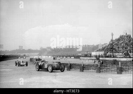 Riley 1985 cc führt MG K3 Magnette, JCC International Trophy, Brooklands, 2. Mai 1936. Künstler: Bill Brunell. Stockfoto