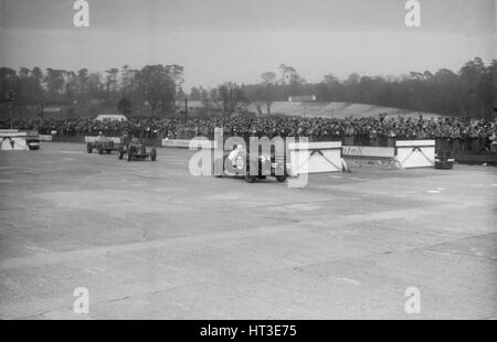 ERA-Wagen von Jock Manby-Colegrave und Raymond Mays, JCC International Trophy, Brooklands, 2. Mai 1936. Künstler: Bill Brunell. Stockfoto