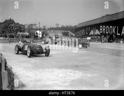 Riley 1985 cc im Wettbewerb mit der JCC International Trophy in Brooklands, 2. Mai 1936. Künstler: Bill Brunell. Stockfoto