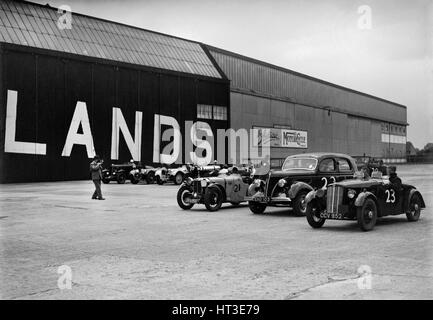 Morris, Ford V8 und MG Midget PA Autos bei MCC Members Meeting, Brooklands, 10. September 1938. Künstler: Bill Brunell. Stockfoto