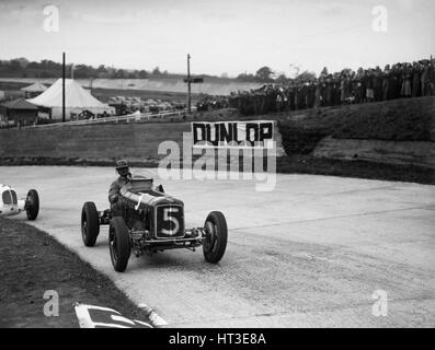 Die Ära und Maserati, die Einnahme von einer Ecke in einem Rennen in Brooklands. Künstler: Bill Brunell. Stockfoto