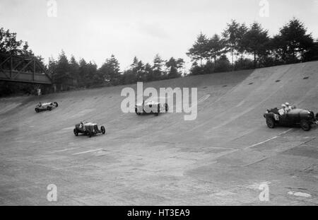 Bugatti Typ 43, Sunbeam und Invicta Rennen auf der Mitglieder-Banking in Brooklands. Künstler: Bill Brunell. Stockfoto