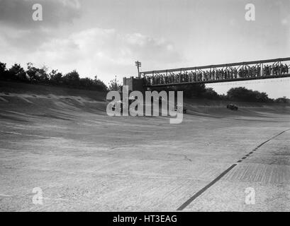 Rennwagen auf Byfleet Banking während der BRDC 500 Meile Rennen, Brooklands, 3. Oktober 1931. Künstler: Bill Brunell. Stockfoto