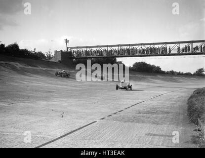 Rennwagen auf Byfleet Banking während der BRDC 500 Meile Rennen, Brooklands, 3. Oktober 1931. Künstler: Bill Brunell. Stockfoto