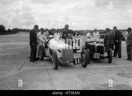 Frazer-Nash, Lea-Francis und Austin 7 mit dem LCC-Relais GP, Brooklands, 25. Juli 1931. Künstler: Bill Brunell. Stockfoto