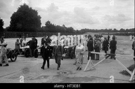 Riley 9, Aston Martin und Salmson an der LCC Relais GP, Brooklands, 25. Juli 1931. Künstler: Bill Brunell. Stockfoto