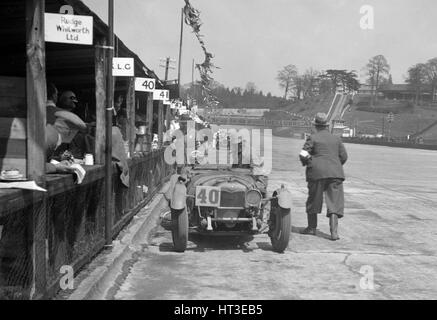 AF Ashby und R Pauing Riley 9 Brooklands beim GBA doppelte zwölf Rennen, Brooklands, 8./9. Mai 1931. Künstler: Bill Brunell. Stockfoto