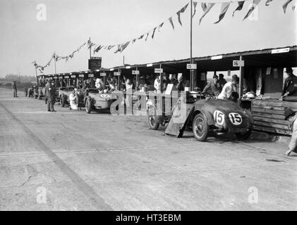 Talbot-105 und Lea-Francis Autos in der Boxengasse beim GBA doppelte zwölf Rennen, Brooklands, 8./9. Mai 1931. Künstler: Bill Brunell. Stockfoto