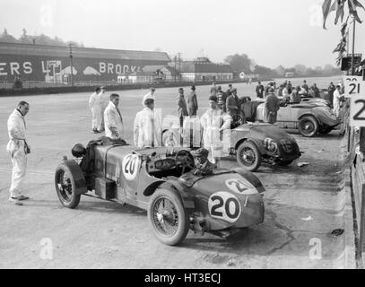 Alvis und Lea-Francis Autos beim GBA doppelte zwölf Rennen, Brooklands, 8./9. Mai 1931. Künstler: Bill Brunell. Stockfoto