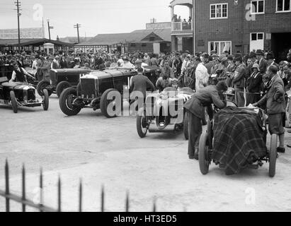 Rennwagen in Brooklands. Künstler: Bill Brunell. Stockfoto