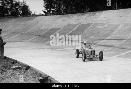 Raymond Mays-Ära auf dem Weg zum zweiten Platz, JCC International Trophy, Brooklands, 7. Mai 1938.  Künstler: Bill Brunell. Stockfoto