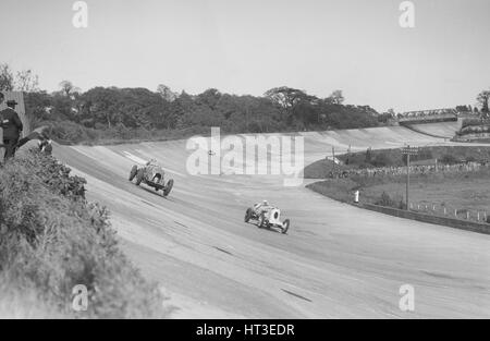 Sir Henry Birkin Bentley racing RJ Mundays Vauxhall 30/98, BARC Tagung, Brooklands, 16. Mai 1932. Künstler: Bill Brunell. Stockfoto