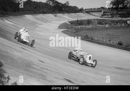 Sunbeam EL Kämpfe und Vauhall 30/98 von RJ Munday, BARC Tagung, Brooklands, 16. Mai 1932. Künstler: Bill Brunell. Stockfoto