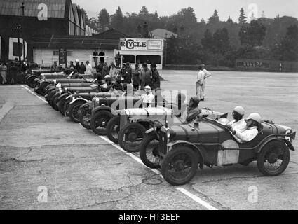 Autos auf der Startlinie am GBA Mitglieder am Tag, Brooklands. Künstler: Bill Brunell. Stockfoto