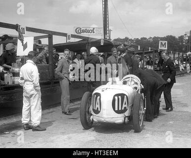 Frazer-Nash von Adrian Malcolm Conan-Doyle mit dem LCC-Relais GP, Brooklands, 25. Juli 1931. Künstler: Bill Brunell. Stockfoto