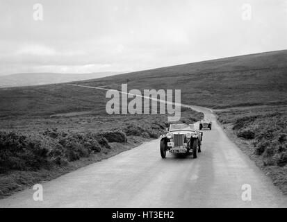 MG-TAs von HK Crawford und JES Jones im Wettbewerb bei der MCC Torquay Rallye Juli 1937. Künstler: Bill Brunell. Stockfoto