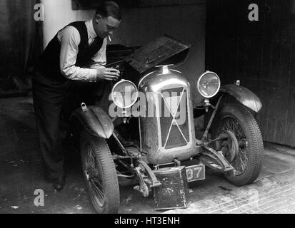 Geoffrey Baker arbeitet an einem Salmson 1090cc Auto. Künstler: Bill Brunell. Stockfoto