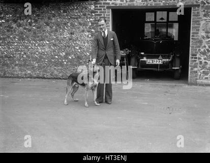 Geoffrey Baker vor ein Minerva-5954 cc Auto steht. Künstler: Bill Brunell. Stockfoto