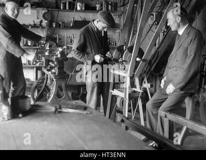 Geoffrey Baker mit zwei anderen Männern in einer Werkstatt. Künstler: Bill Brunell. Stockfoto