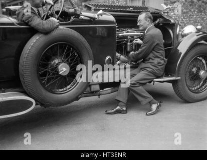 Geoffrey Baker Inspektion des Motors eines Autos Minerva. Künstler: Bill Brunell. Stockfoto