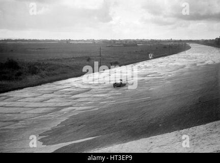 Leon Cushmans Austin 7 Racer macht einen Geschwindigkeit Rekordversuch, Brooklands, 8. August 1931. Künstler: Bill Brunell. Stockfoto