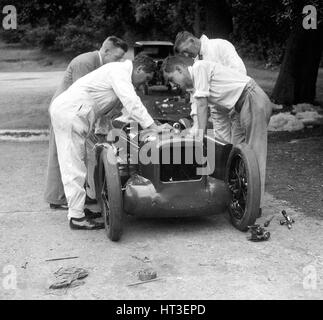 Mechaniker arbeiten an Leon Cushmans Austin 7 Racer für einen Geschwindigkeits-Weltrekord Versuch, Brooklands, 1931. Künstler: Bill Brunell. Stockfoto