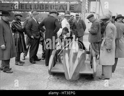 Menschen Sie untersuchen Leon Cushman Austin 7 Racer in Brooklands für ein Speed-Weltrekord-Versuch, 1931. Künstler: Bill Brunell. Stockfoto