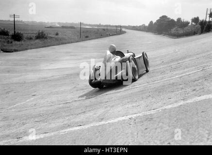 Leon Cushmans Austin 7 Racer macht einen Geschwindigkeit Rekordversuch, Brooklands, 8. August 1931. Künstler: Bill Brunell. Stockfoto