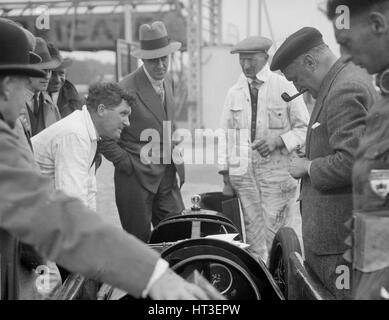 Menschen Sie untersuchen Leon Cushman Austin 7 Racer in Brooklands für ein Speed-Weltrekord-Versuch, 1931. Künstler: Bill Brunell. Stockfoto