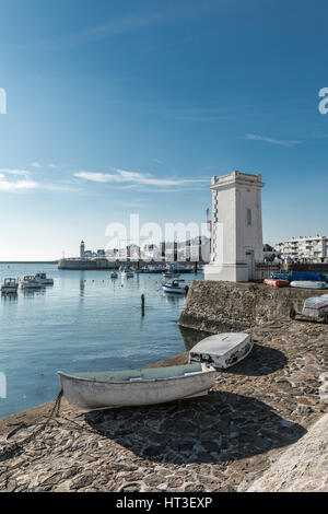 Fischerhafen mit der kleinen weißen Leuchtturm von Saint-Gilles Croix de Vie, Frankreich Stockfoto