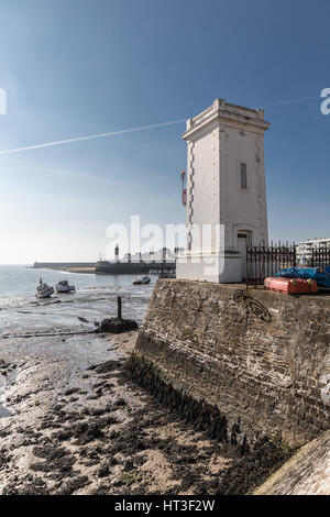 Fischerhafen mit der kleinen weißen Leuchtturm von Saint-Gilles Croix de Vie, Frankreich Stockfoto