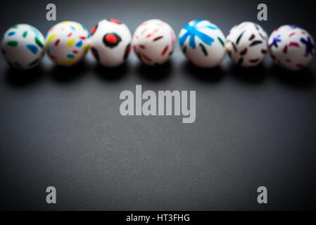 Ostereier auf einem schwarzen Hintergrund. Ostern-Ideen. Easter Egg. Platz für Text. Stockfoto