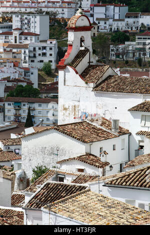 Weiß getünchten Häusern und Unserer Lieben Frau von der O Kirche, Ubrique, Spanien Stockfoto