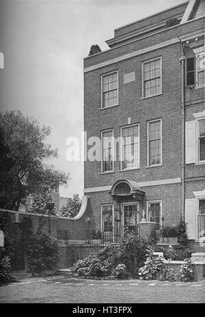 Ostfassade mit Terrasse und Garten Tor, Haus der Frau WK Vanderbilt, New York City, 1924. Künstler: unbekannt. Stockfoto