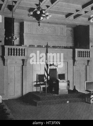 Balkon und Podium in der Lodge Zimmer der Masonic Temple, Birmingham, Alabama, 1924. Künstler: unbekannt. Stockfoto