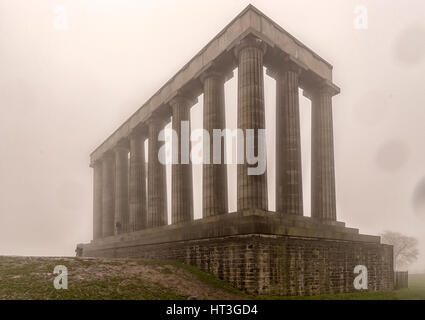 EDINBURGH, Schottland - Juli 10: Der unvollendete National Monument of Scotland, gebaut, um die Soldaten der napoleonischen Kriege zu gedenken. Stockfoto