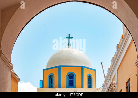 Die katholische Kathedrale in der Hauptstadt Fira auf der griechischen Insel Santorin gelegen. Stockfoto