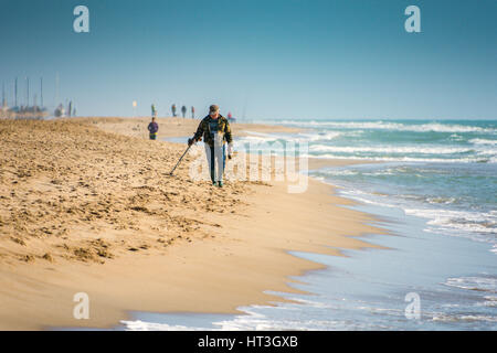 Mann mit Metalldetektor am Strand Stockfoto