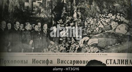 "Sowjetische Führer besuchen die blumengeschmückten Bahre von Stalin in Moskau Säulensaal. Hinter dem Chef Künstler: unbekannt. Stockfoto