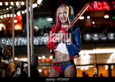 Porträt des Lächelns Cosplayer Mädchen in Tracht Harley Quinn auf Hintergrund Lichter der nächtlichen Stadt. Cosplay Stockfoto