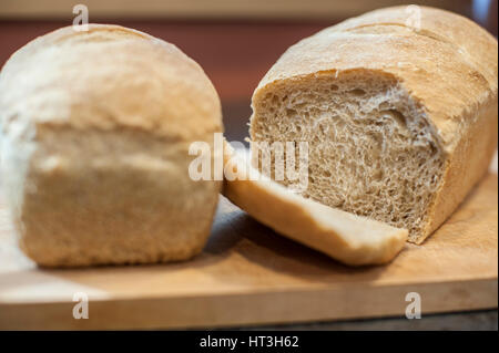 Zwei Sauerteig Brote Kühlung auf ein Schneidebrett Stockfoto