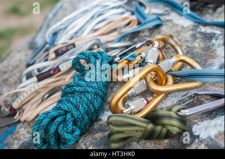 Bergsteigen und Klettern Ausrüstung Verlegung auf einem Felsblock Stockfoto