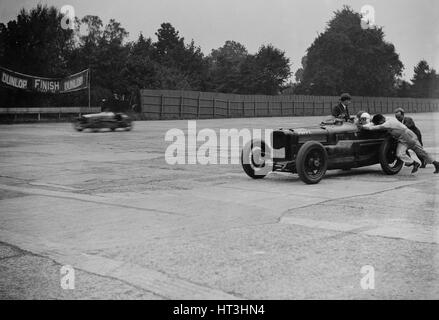 Coppa Florio Typ Sunbeam EL Kämpfe, Surbiton Motor Club Race Meeting, Brooklands, Surrey, 1928. Künstler: Bill Brunell. Stockfoto