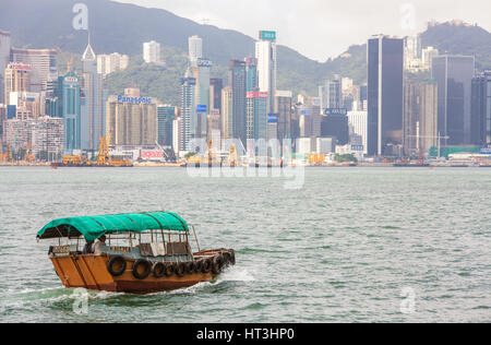 HONG KONG - 29. Mai 2015: Traditionelles Boot vor Hong Kong Hafen Skyline, 29. Mai 2015 in Hong Kong. Stockfoto