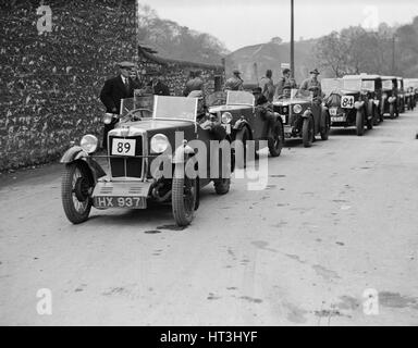 MG M-Type der EG Farrow an der Spitze einer Reihe von Autos konkurrieren in der MCC sportliche Studie, 1930. Künstler: Bill Brunell. Stockfoto