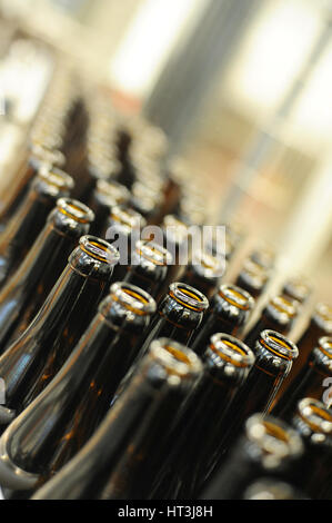 Bierflaschen auf einem Förderband in einer Brauerei Stockfoto