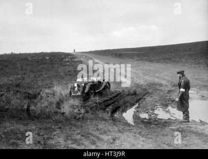 Pfeilflügel-MG J2 konkurrieren in einem Motorsport-Studie Bagshot Heath, Surrey, 1930er Jahre. Künstler: Bill Brunell. Stockfoto